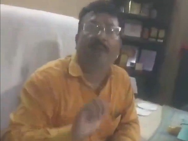 X/@HateDetectors : Screengrab from the video of the confrontation between the boy's mother and the principal (in frame) | 